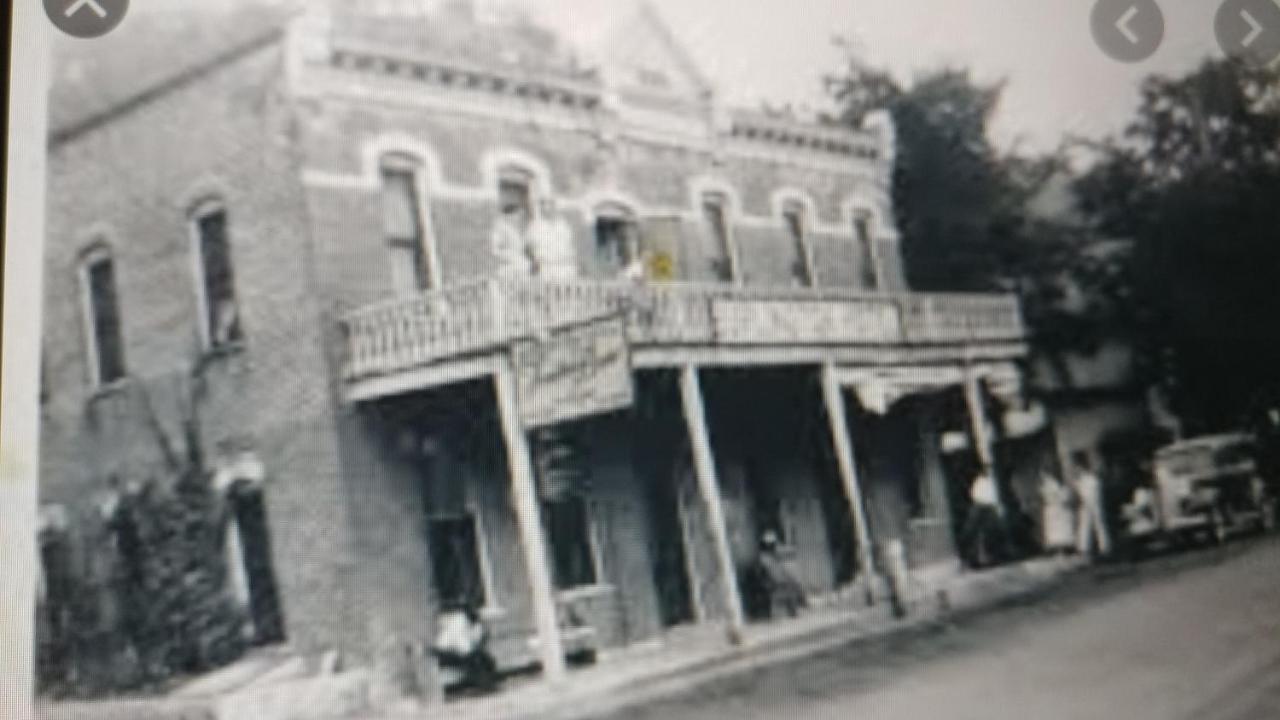 The Burlington Hotel & Bar - Alma Wi Extérieur photo
