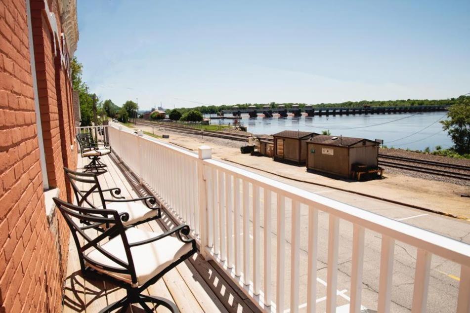 The Burlington Hotel & Bar - Alma Wi Extérieur photo